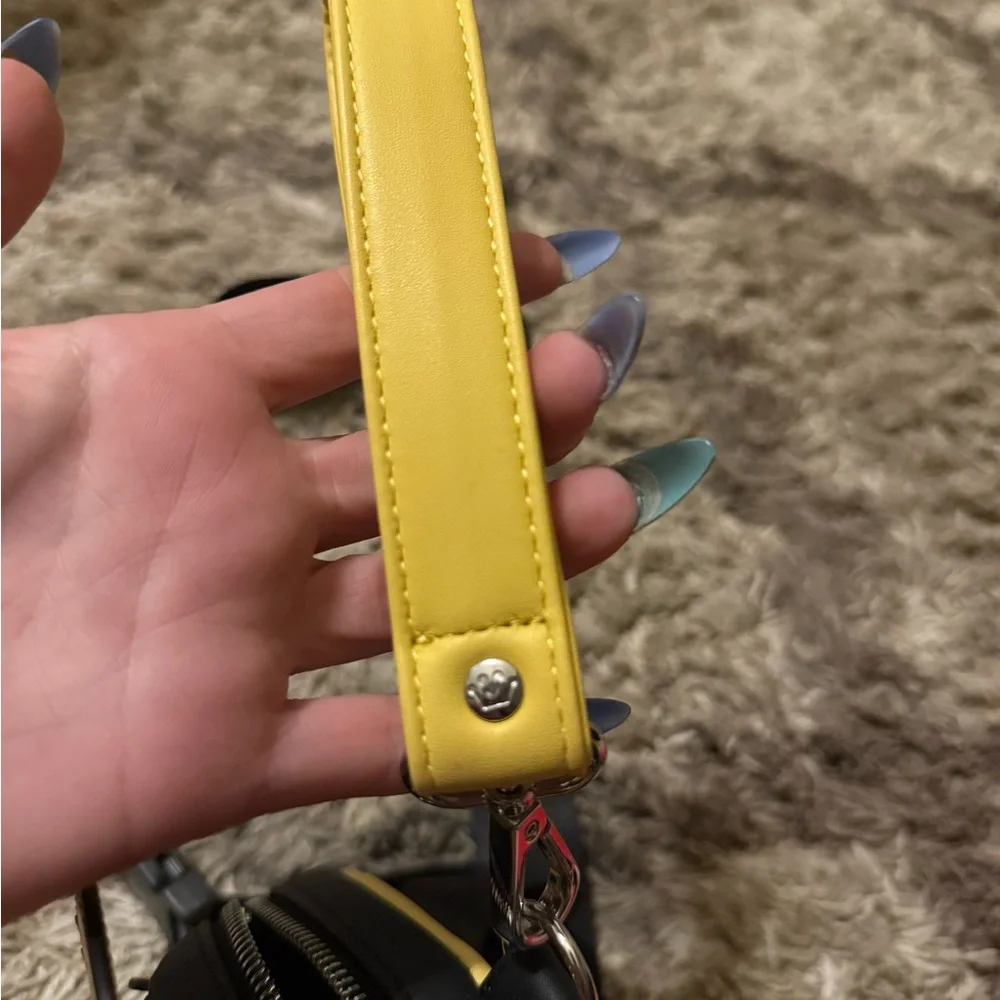 Loungefly UP movie wristlet  Character Crossbody Bag - Yellow and Black RARE - Picture 7 of 11